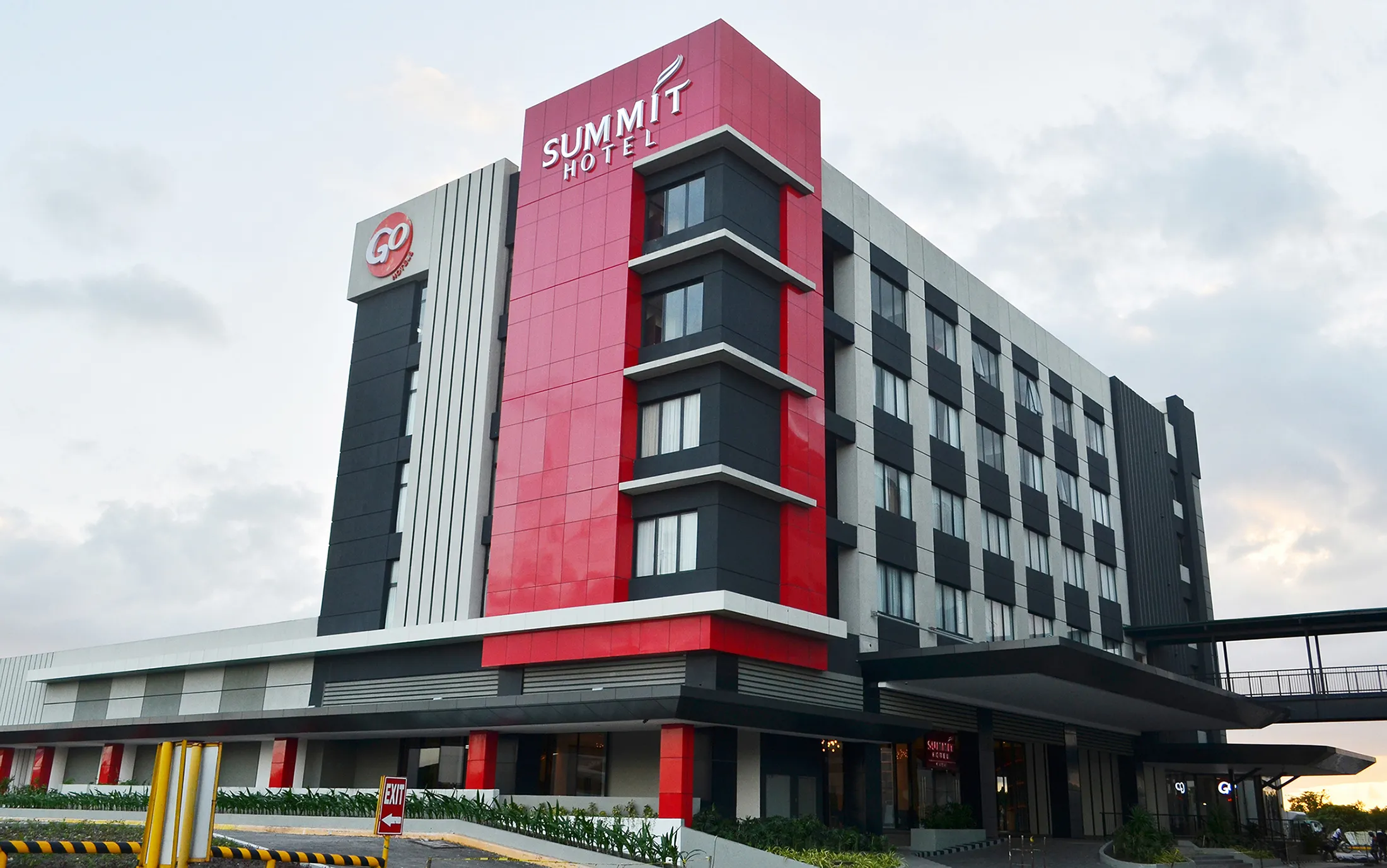Summit Hotel Naga Facade 1